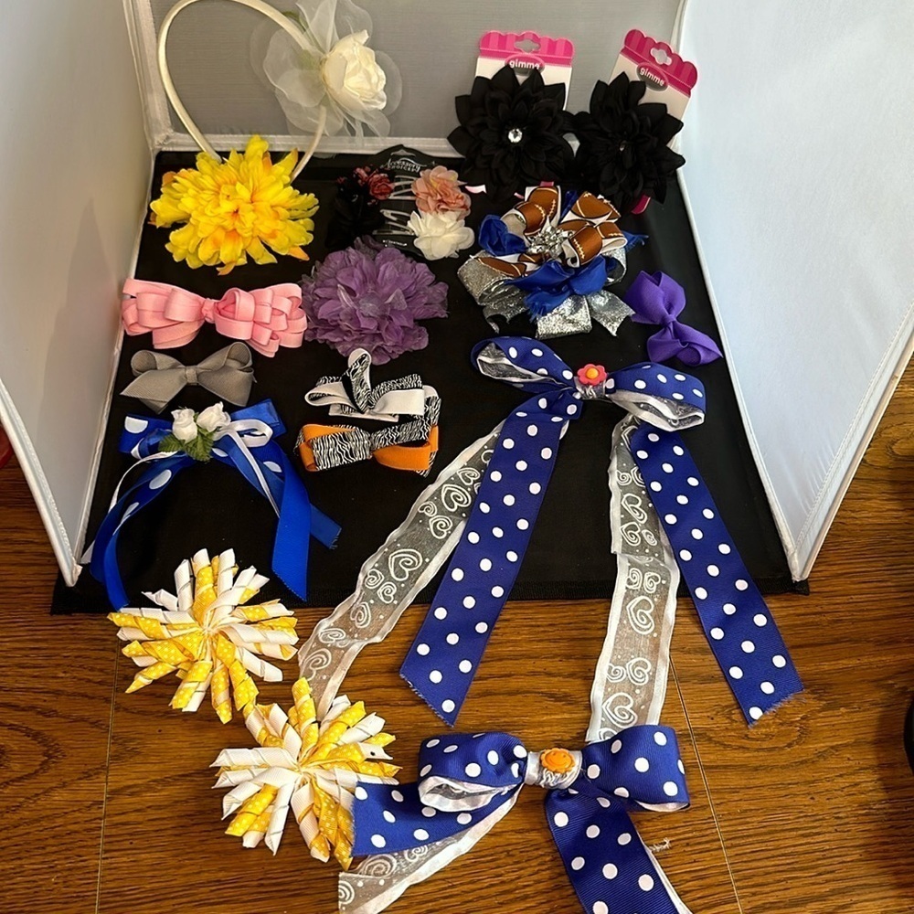Cute variety of little girl’s bows. Total of 19 with one headband